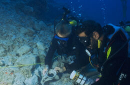 Δύτες αρχαιολόγοι ανασκάπτουν το φορτίο του ναυαγίου του Δοκού με αναρροφητήρα (airlift) (φωτ. Kyle Jackney).