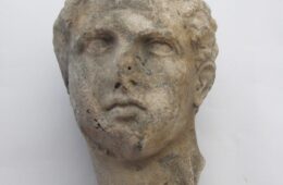 Σαλαμίς, Όρμος Αμπελακίου. Κεφαλή μαρμάρινου αγάλματος νέου αθλητή ή θεού, του ύστερου 4ου αι. π.Χ. (φωτ. Χρ. Μαραμπέα).